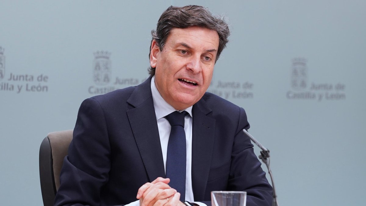 El consejero de Economía y Hacienda y portavoz, Carlos Fernández Carriedo, comparece en rueda de prensa posterior al Consejo de Gobierno.