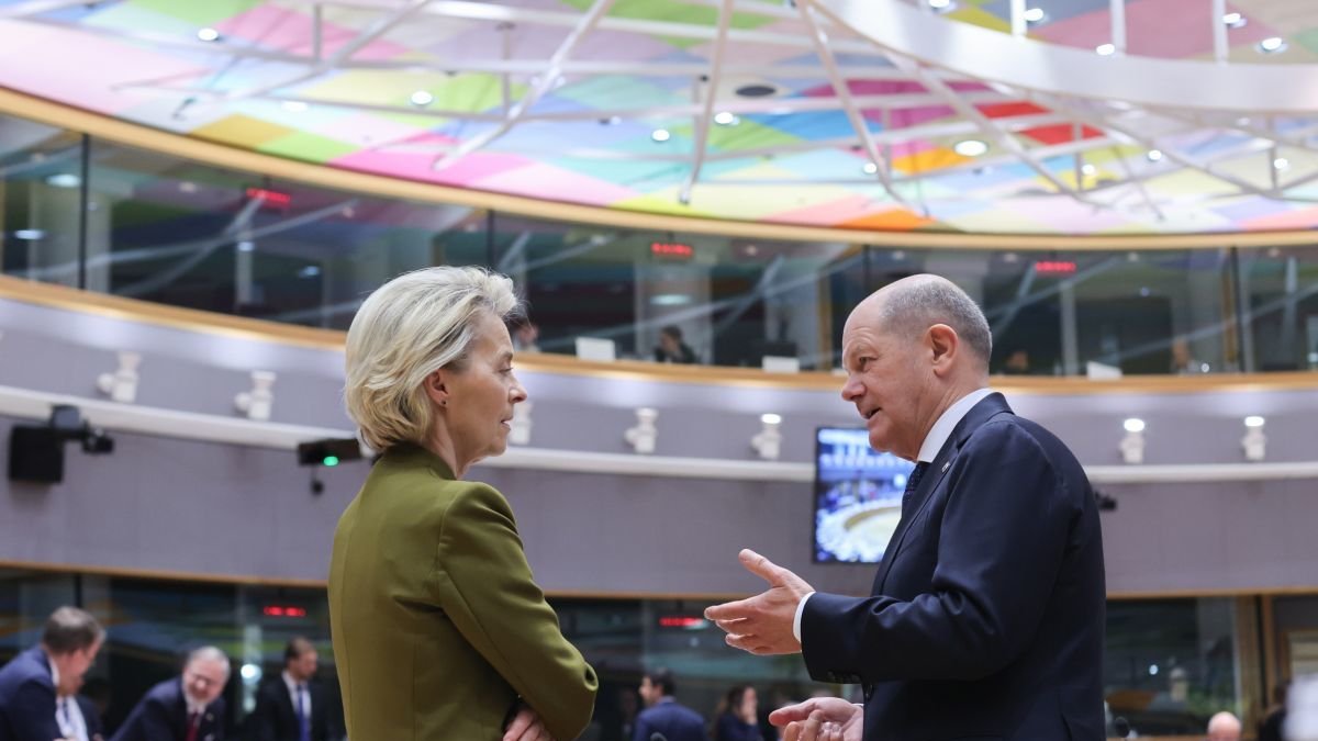 Ursula von der Leyen departe con Olaf Schol. OLIVER HOSLET