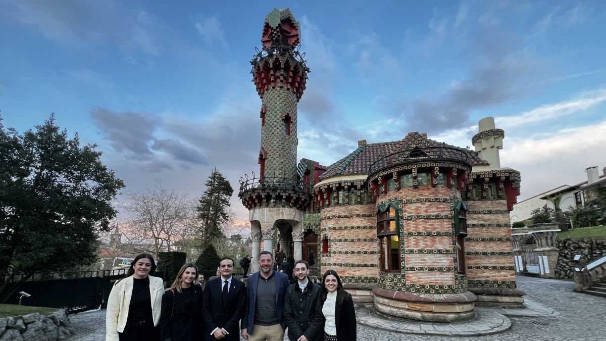 Los enviados de Fundos a los actos de Comillas. DLl