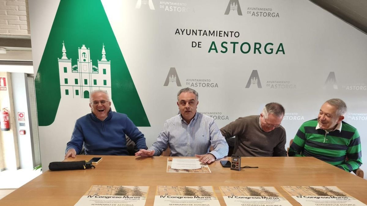 El alcade de Astorga, segundo por la izquierda, en la presentación del congreso.