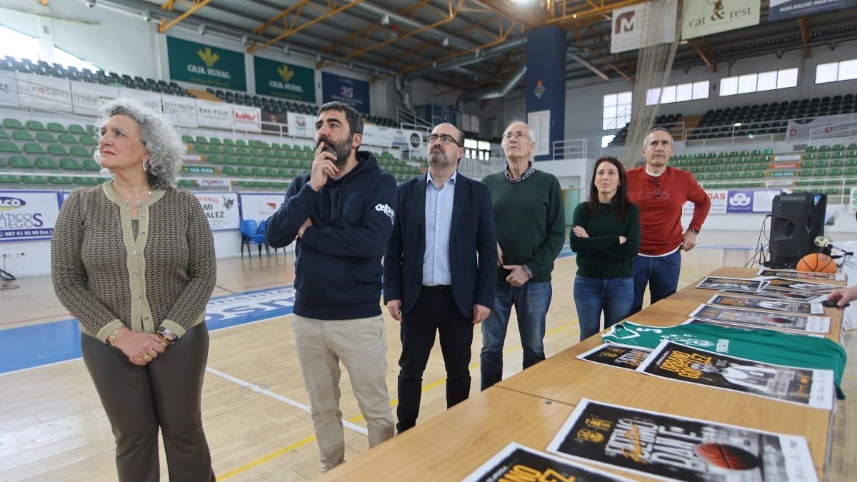 Autoridades y organizadores ven un vídeo sobre Urbano durante la presentación del homenaje.