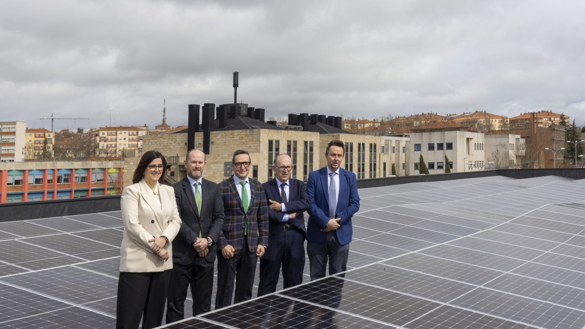 Responsables del proyecto ayer, en un tejado de la Usal.