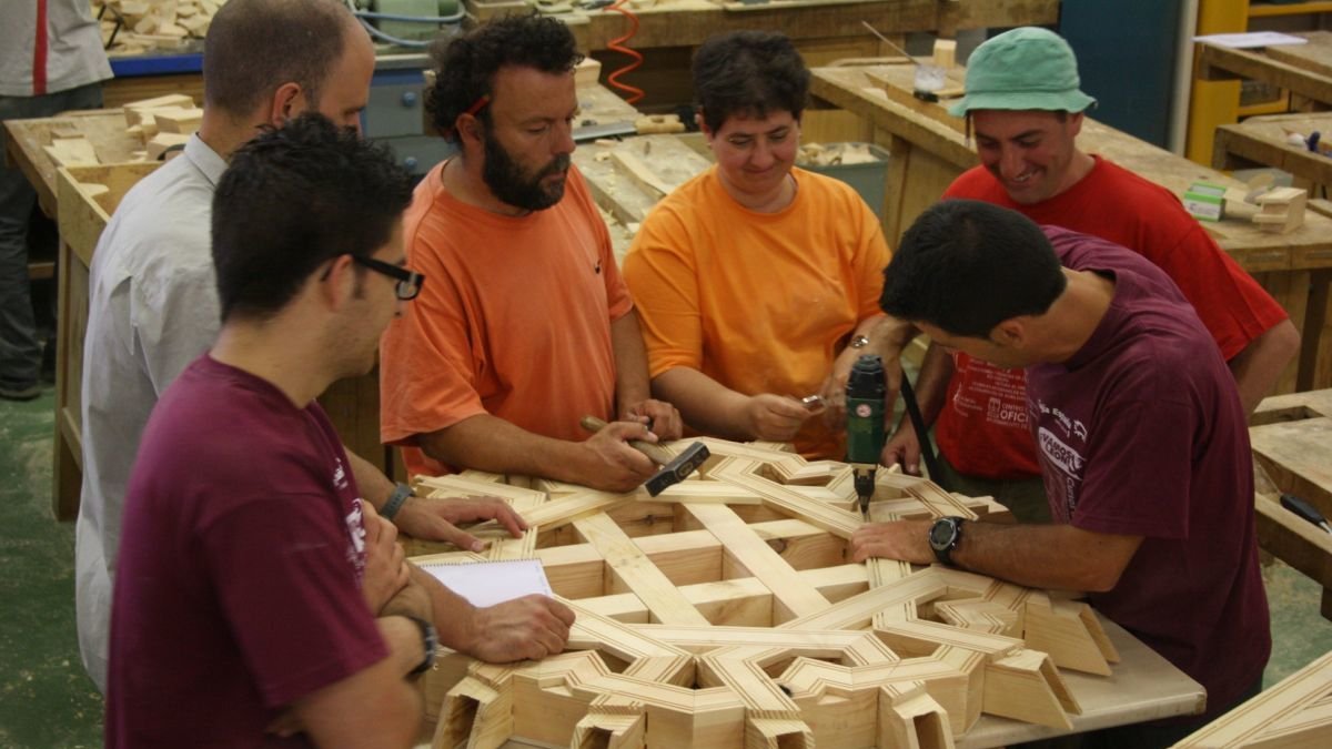 Restauración de un panel de lacería ataujerada.