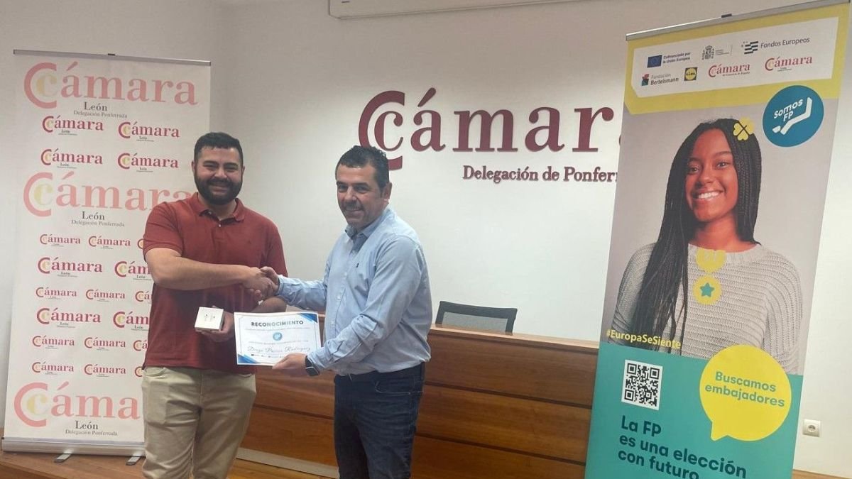 Javier Morán, entregando el premio a Diego Pacios.