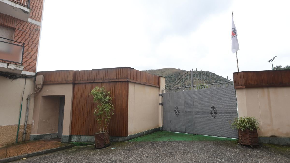 Imagen de la entrada al Club de Tenis en Ponferrada, en el barrio de la Estación.