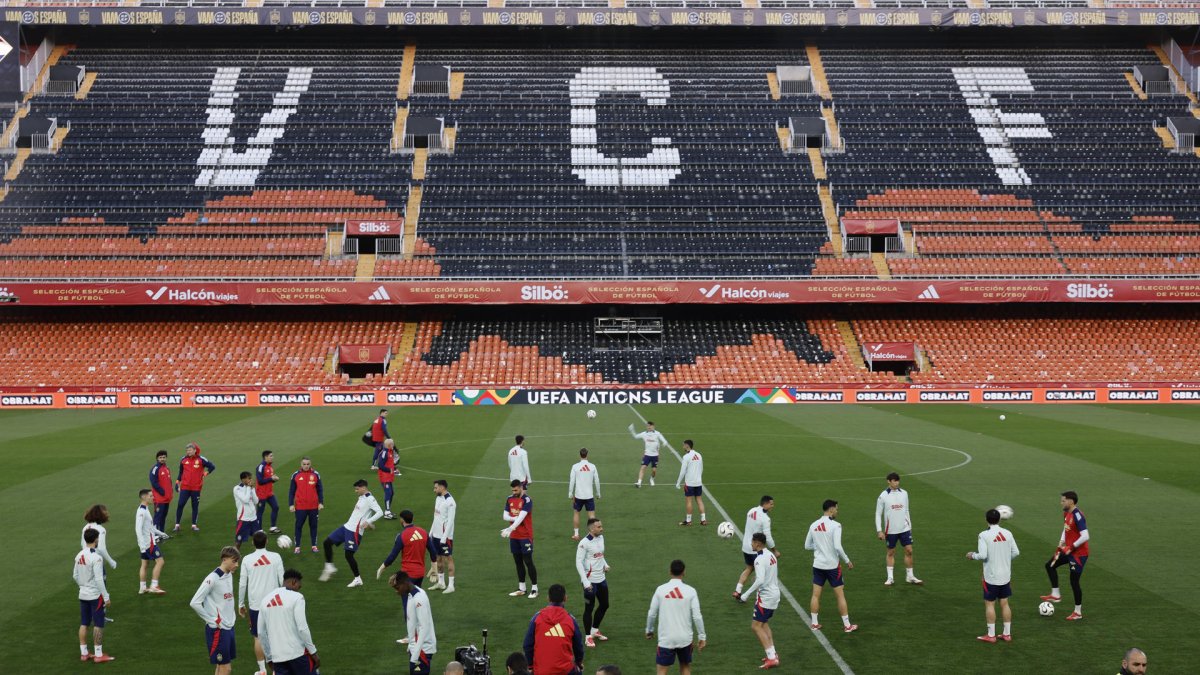 Los jugadores de la Selección española de fútbol durante un entrenamiento este sábado, en Valencia, previo al partido de mañana domingo ante Países Bajos en el estadio de Mestalla. EFE/ Kai Forsterling