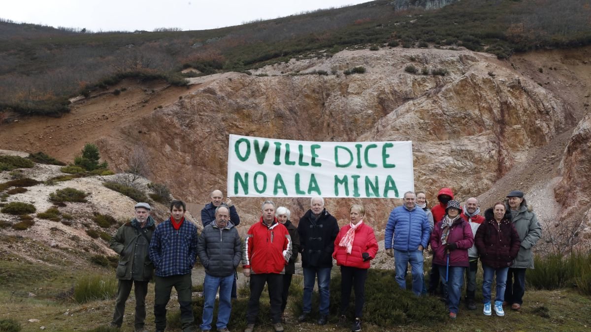 Los vecinos de Oville dicen alto y claro «No a la mina», en lo alto de la montaña donde se pretende recuperar la actividad extractiva.