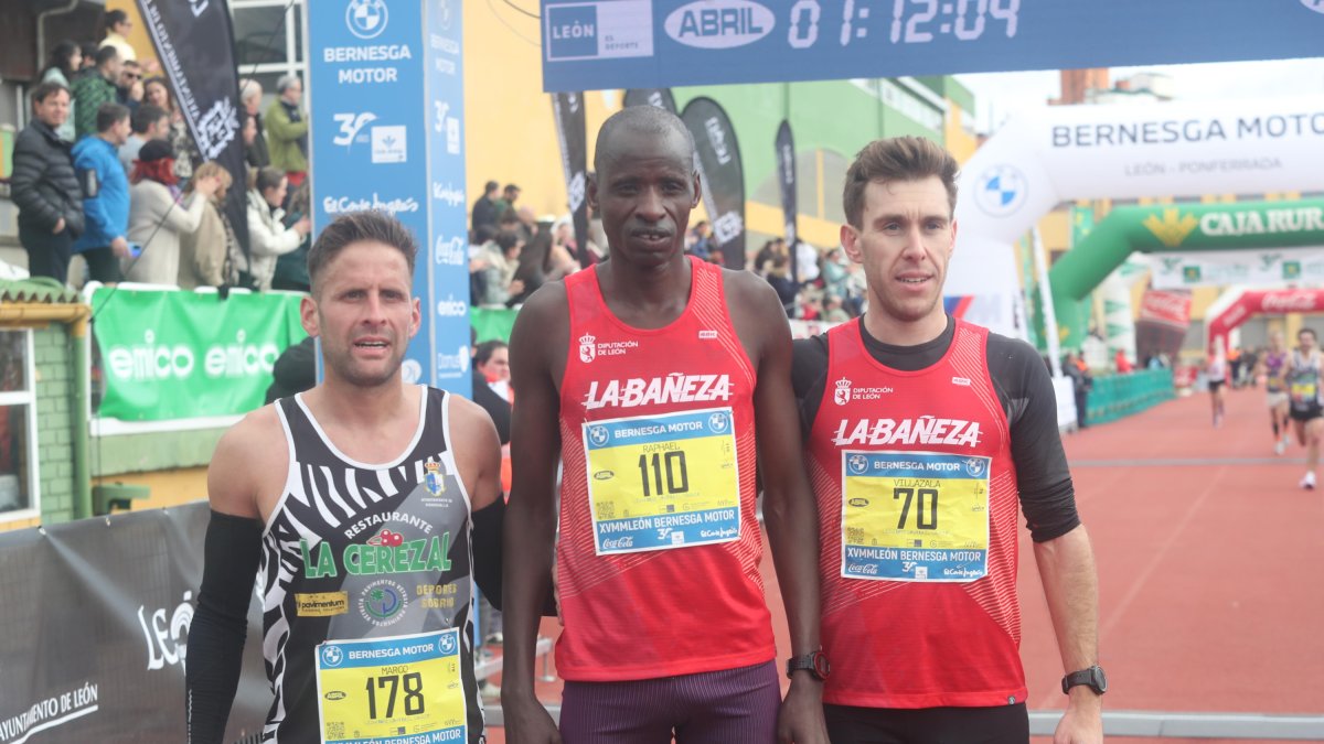 Raphael Lekakeni, en el centro de la imagen, se impuso en la Media Maratón masculina.