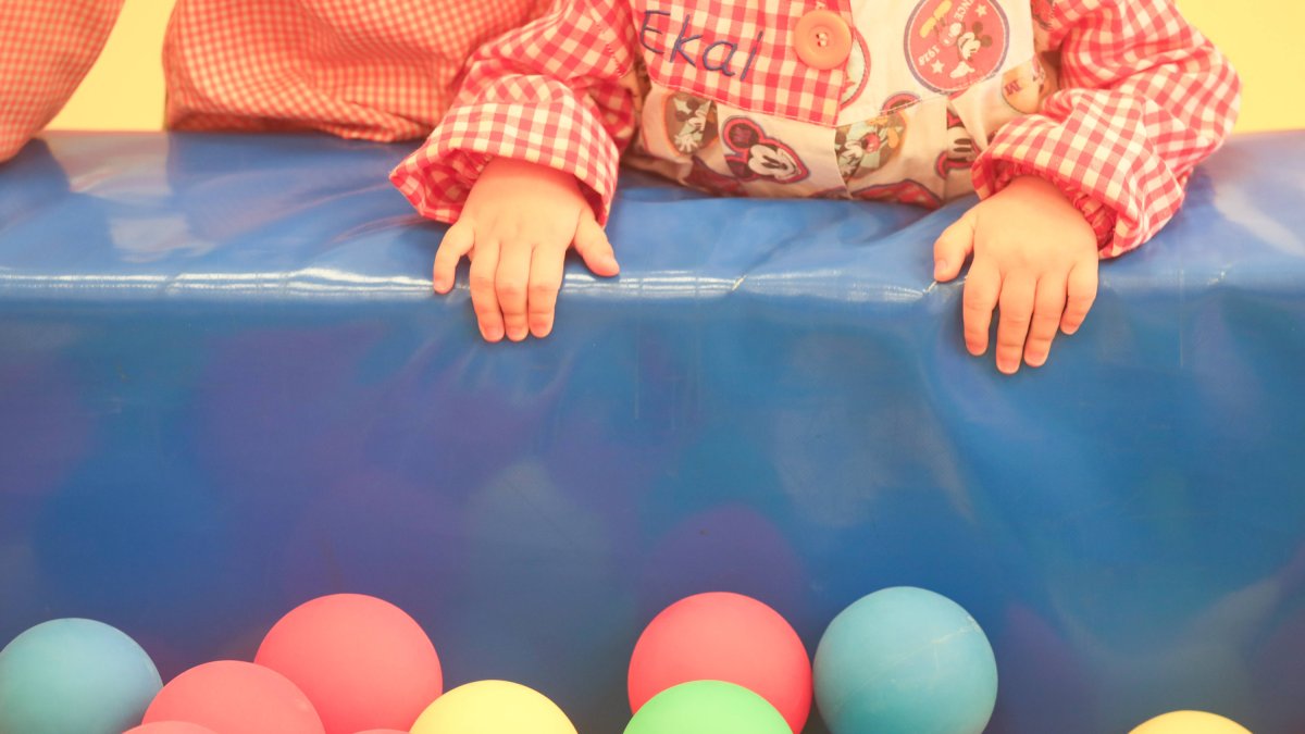 Un niño juega en su centro educativo