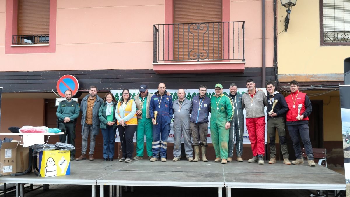 Los participantes, junto a las autoridades, en la entrega de premios.
