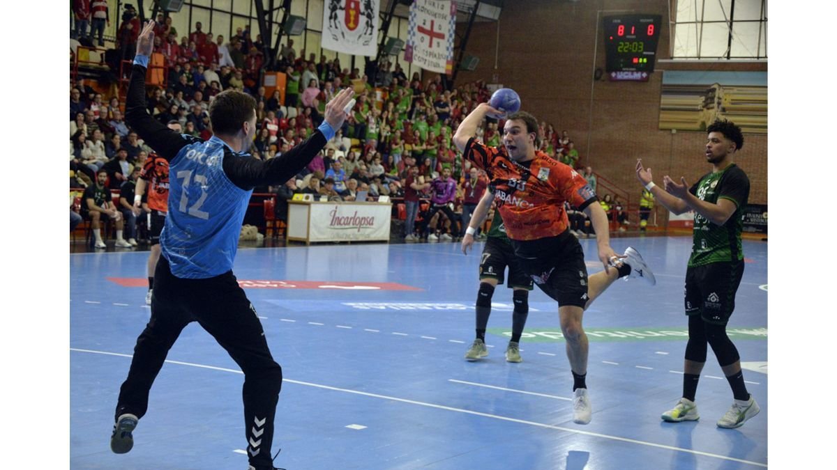 Alberto Martín fue uno de los jugadores más descatados del Ademar, sobre todo en la primera mitad del encuentro.