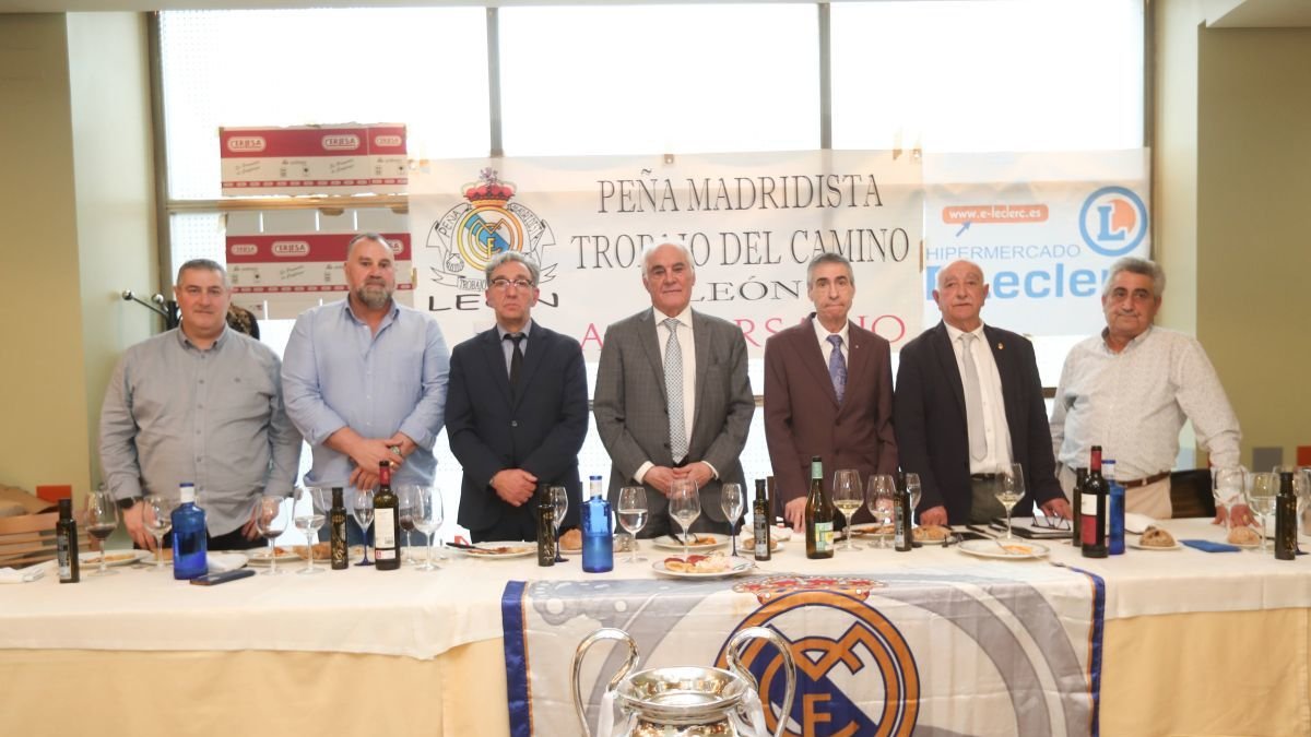 Mesa presidencial del XXII Aniversario de la Peña Madridista de Trobajo del Camino.