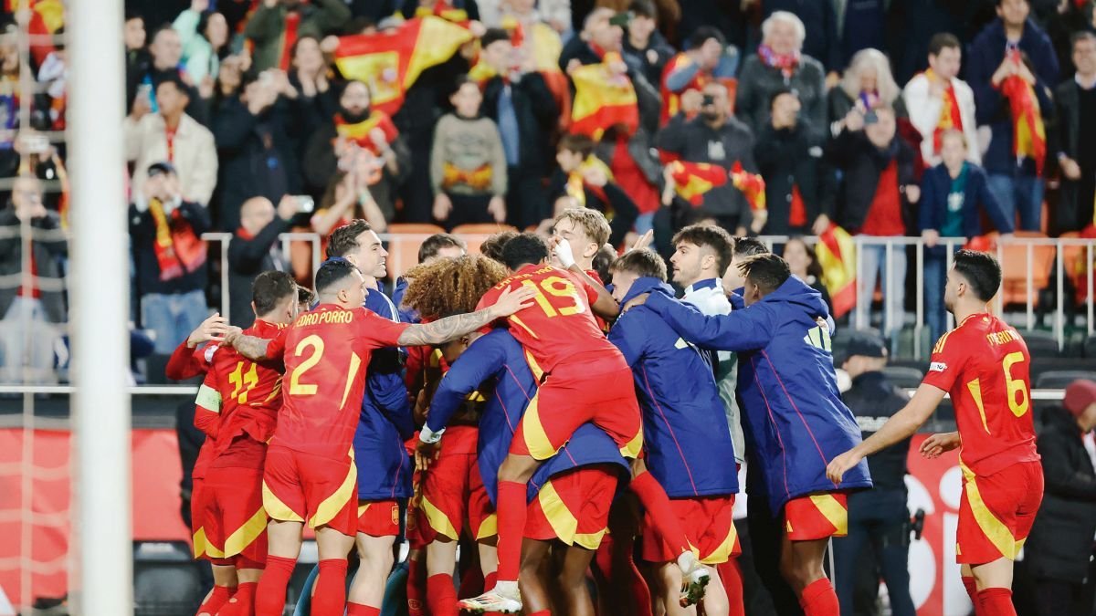 Unai Simón detuvo un penalti decisivo y Pedri culminó el pase de España a semifinales en la Liga de Naciones.