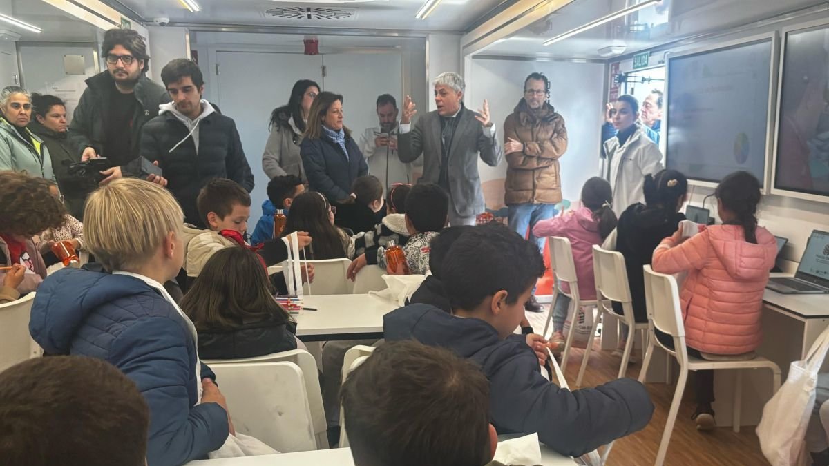 El delegado territorial, Eduardo Diego, junto a la alcaldesa, Camino Lozano, ayer en Mansilla.