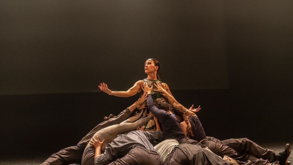 La bailarina Helena Martín en una escena del espectáculo 'Fronteras en el aire'.