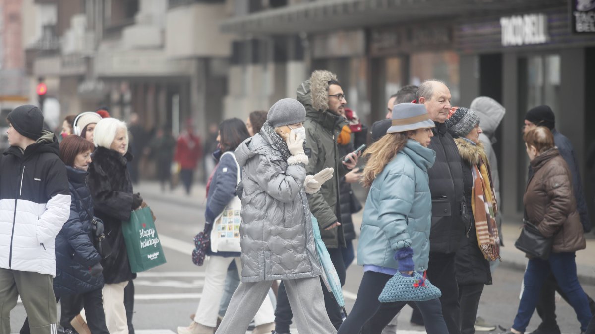 Gente caminando por la calle en León.