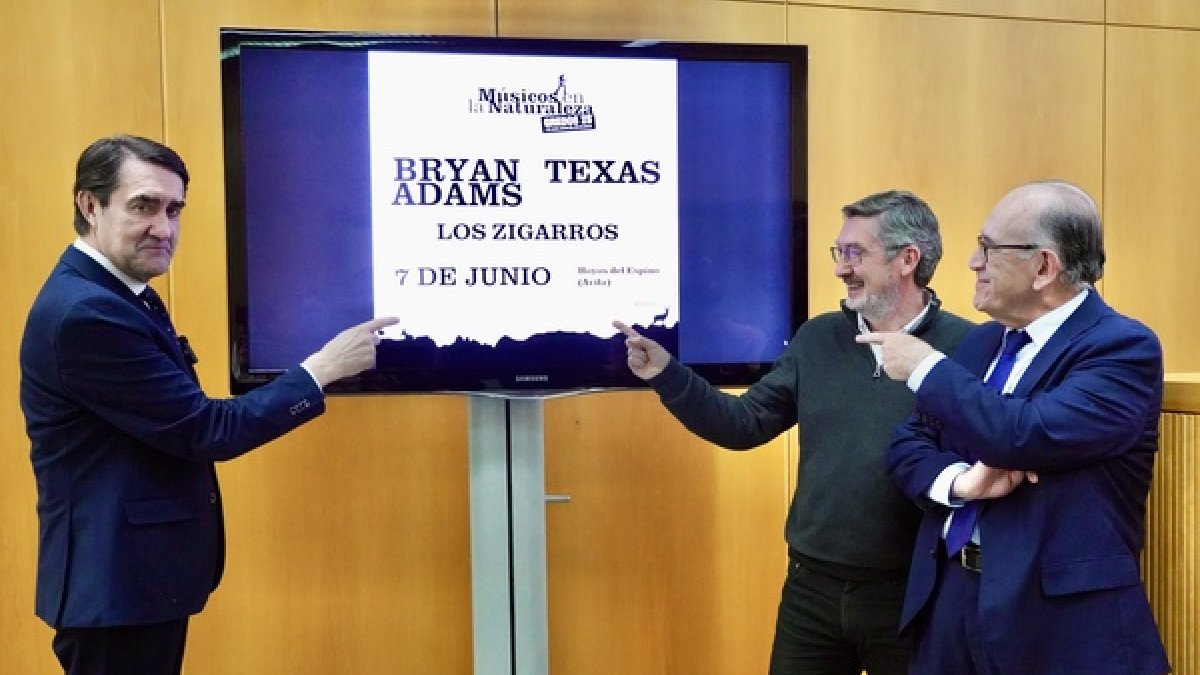 El consejero de Medio Ambiente, Vivienda y Ordenación del Territorio, Juan Carlos Suárez-Quiñones, presenta el cartel de Músicos en la Naturaleza.