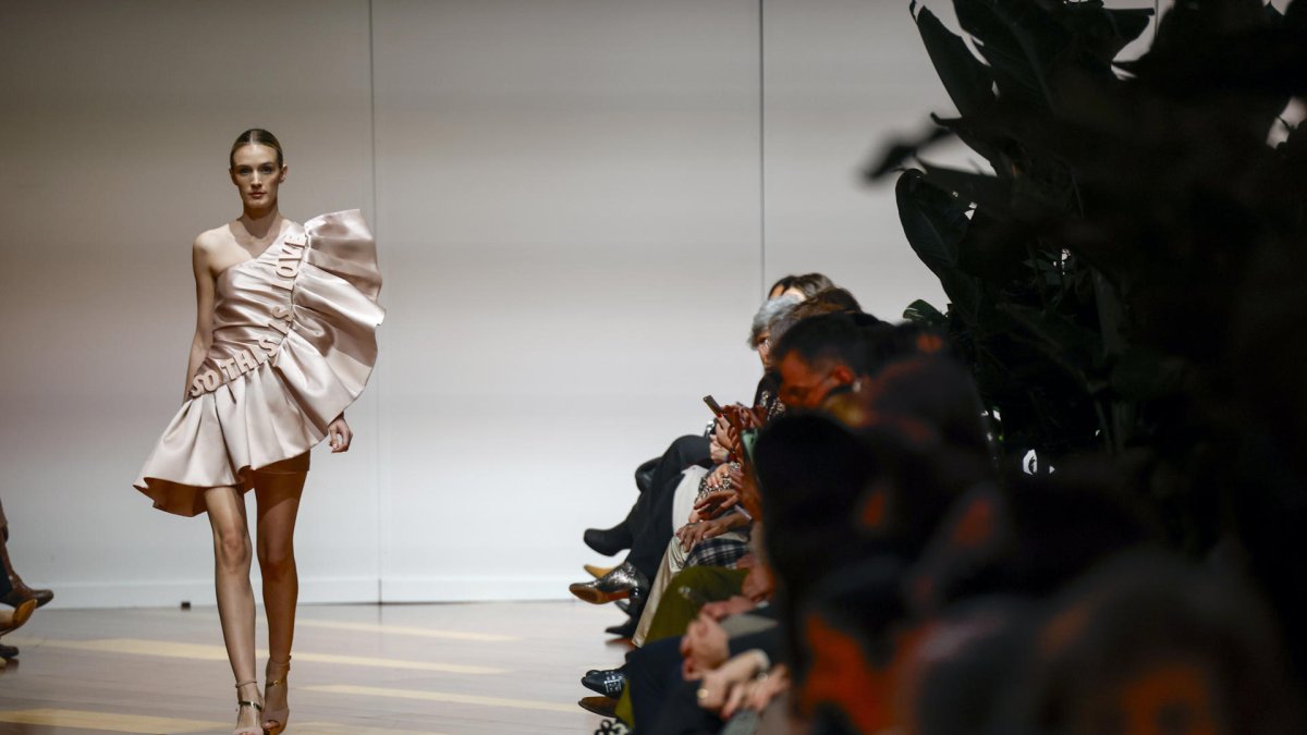 Una modelo luce las creaciones de la diseñadora Carolina Gázquez durante la pasarela de moda de novias Atelier Couture, este martes en la Real Fábrica de Tapices, en Madrid. EFE/ Javier Lizon
