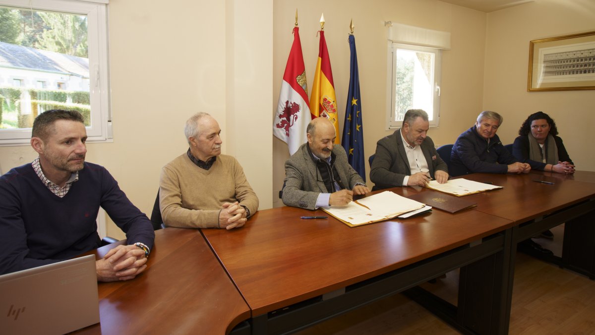 José Antonio Quiroga y Eduardo Morán firman el convenio en presencia de algunos de los alcaldes y representantes de municipios beneficiados