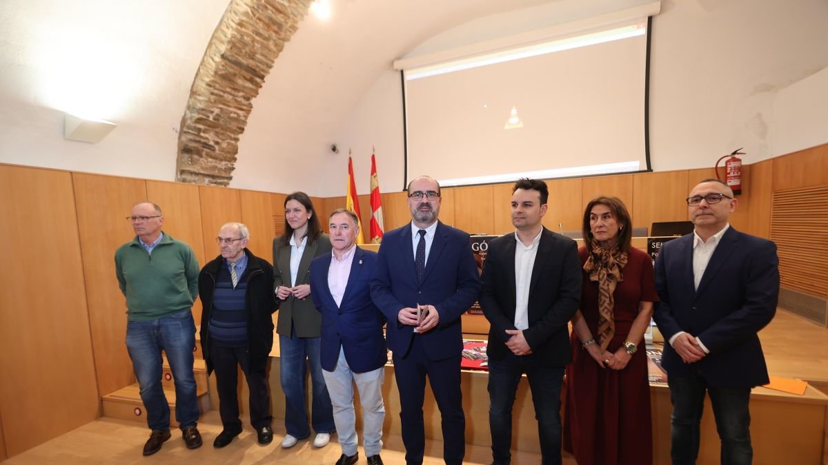 El alcalde, concejales y representantes de todas las cofradías, en la presentación.