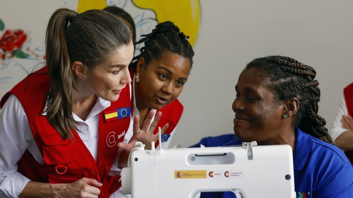 Letizia visita una casa de acogida de mujeres víctimas de violencia de género .