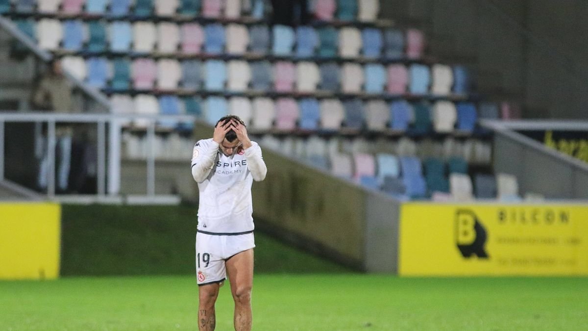 El delantero de la Cultural Antón Escobar durante un partido del equipo leonés del presente campeonato de Liga.