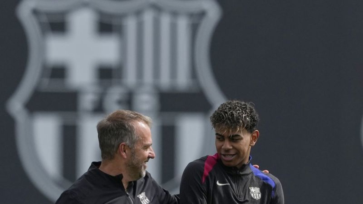 Flick conversa con Yamal tras regresar a los entrenamientos.