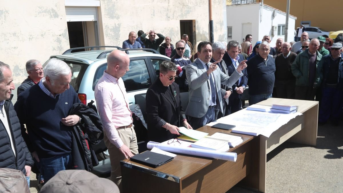 Presentación de la distribución parcelaria en la plaza de la Constitución de La Antigua.