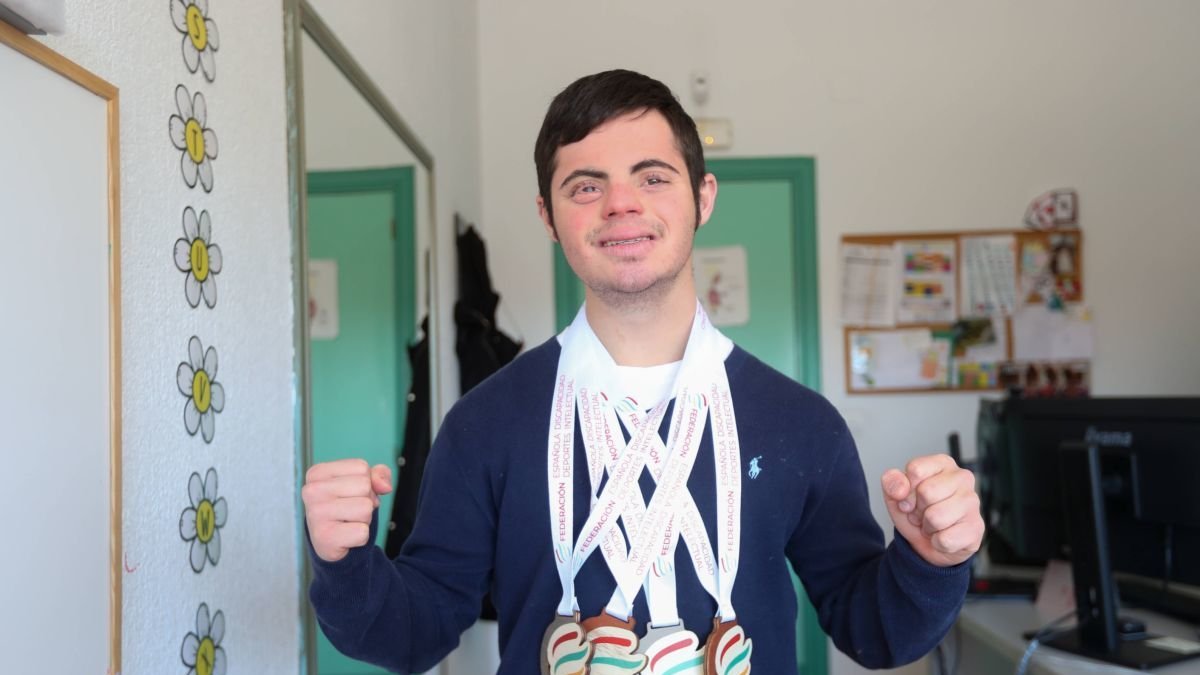 Pablo Miguel Rodríguez Pardo posa con sus medallas.