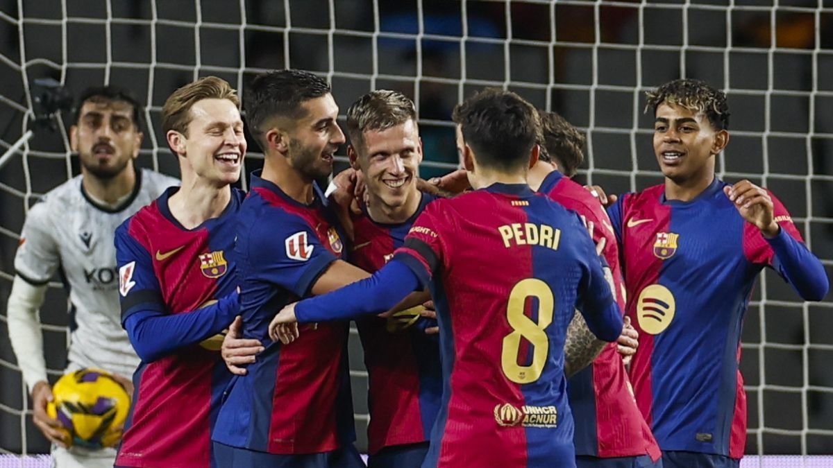 Los jugadores del Barça celebran el triunfo ante Osasuna.