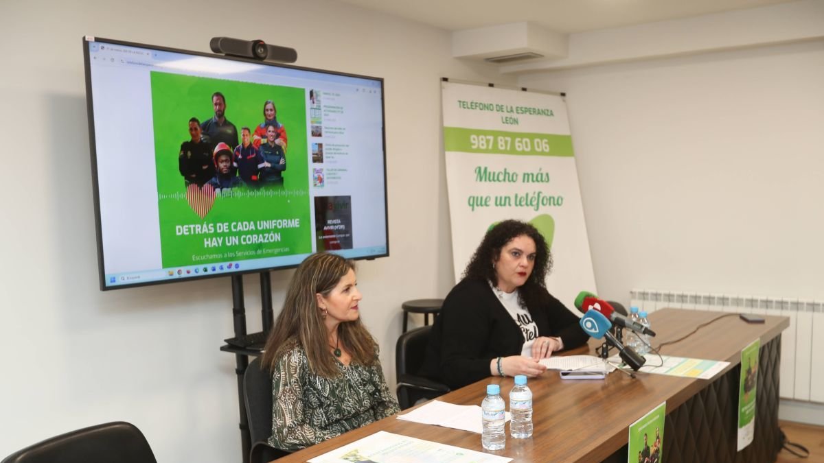 Inma Reyero, voluntaria del Teléfono de la Esperanza, y Vera López, concejala de Bienestar Social.