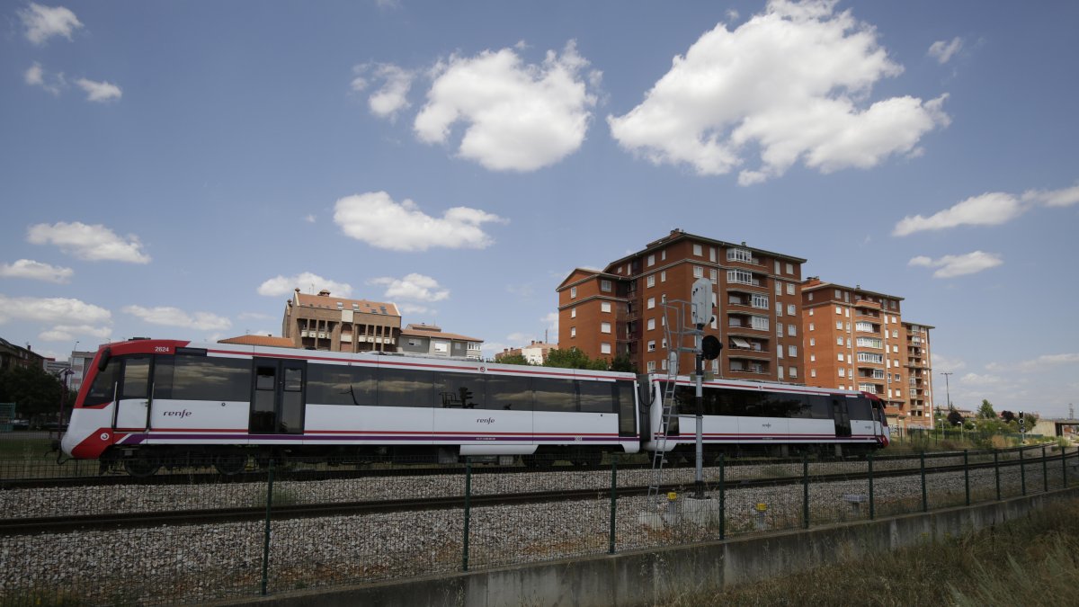 Trenes, vías y estación de FEVE. F. Otero Perandones.