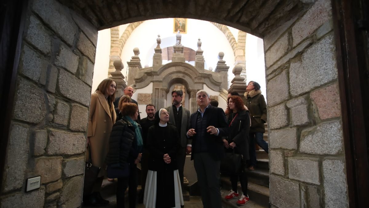 Los miembros de la Comisión de Patrimonio, con la superiora del monasterio de San Miguel de las Dueñas, Sor Esther.
