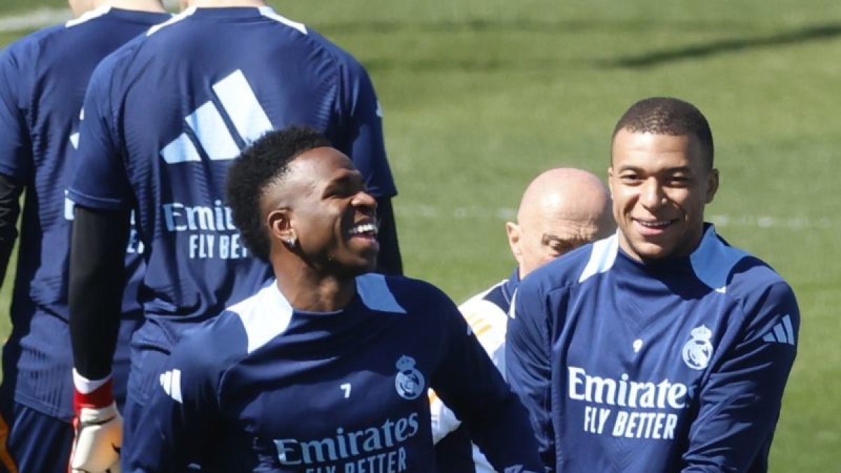 Vinicius y Mbappé, en el entrenamiento de este viernes.