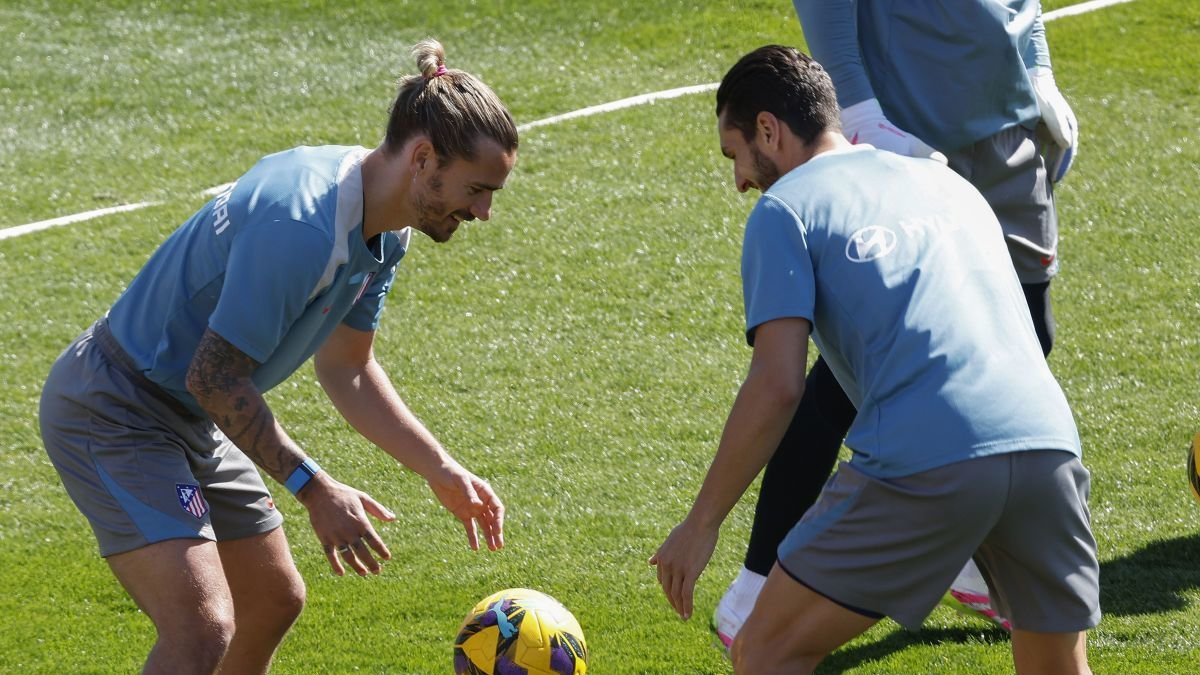 Griezmann y Koke Reusrección, durante el entrenamiento.
