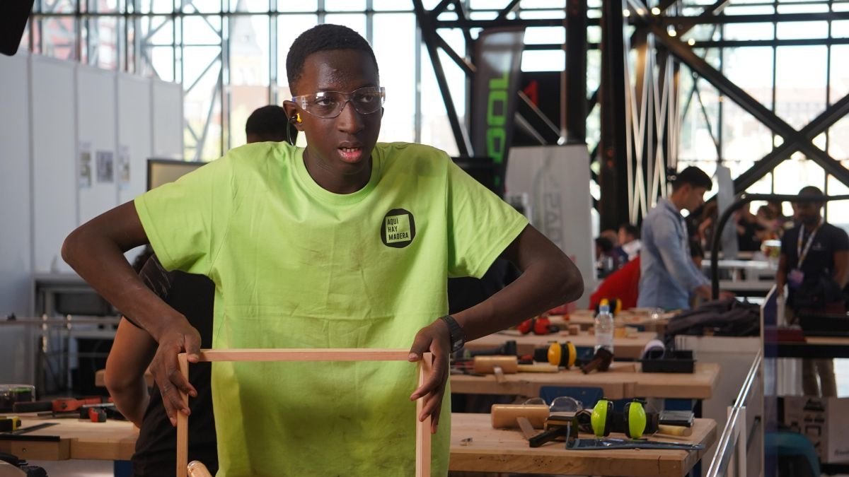 Un alumno de un ciclo de Madera durante los skills celebrados en León.