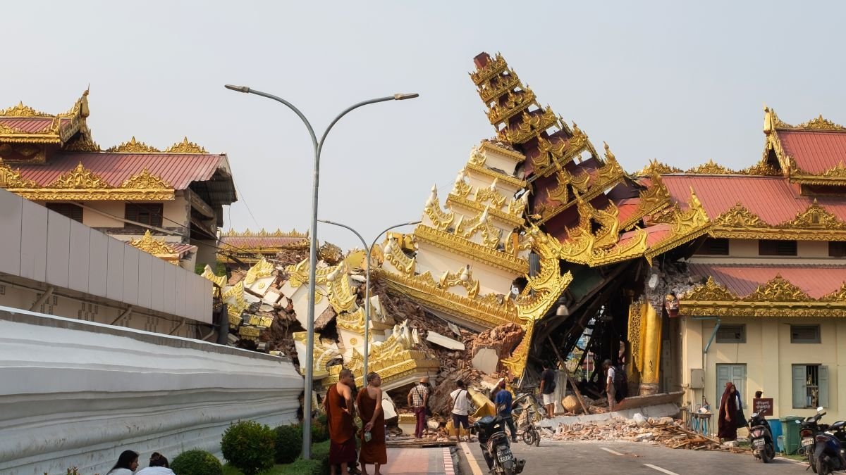 Imagen de una pagoda derruida debido al terremoto en Myanmar.