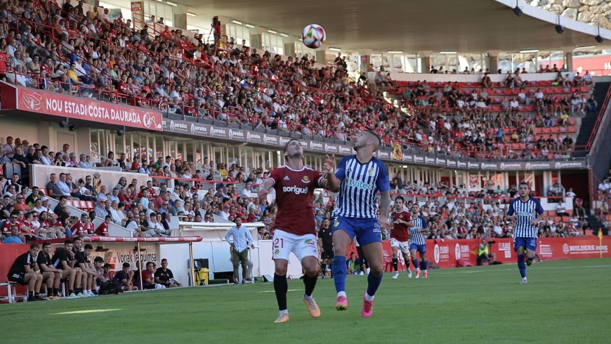 Joan Oriol y Ernesto pelean por un balón en el duelo de la pasada campaña, el único en 1ª RFEF.