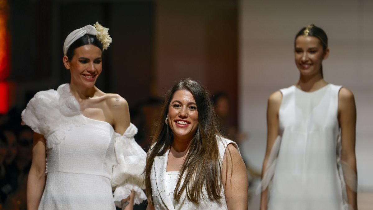 Sara Santiago con dos modelos al finalizar su desfile.