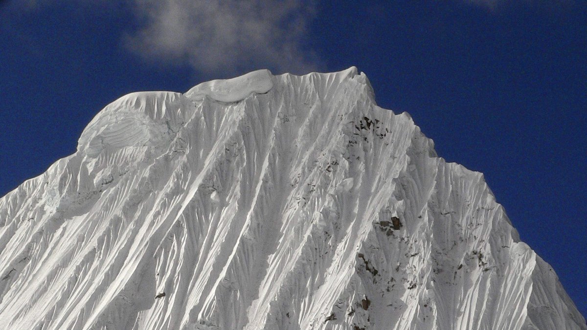 Una montaña de Los Andes peruanos.