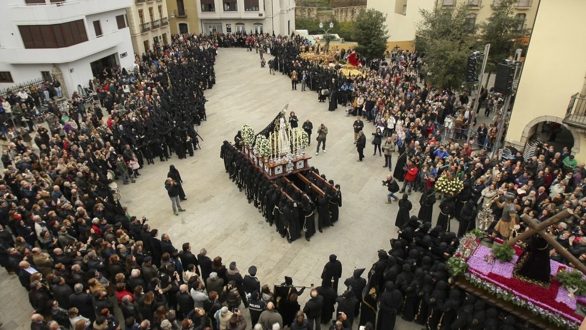 Procesión del Encuentro en la plaza de la Encina.
