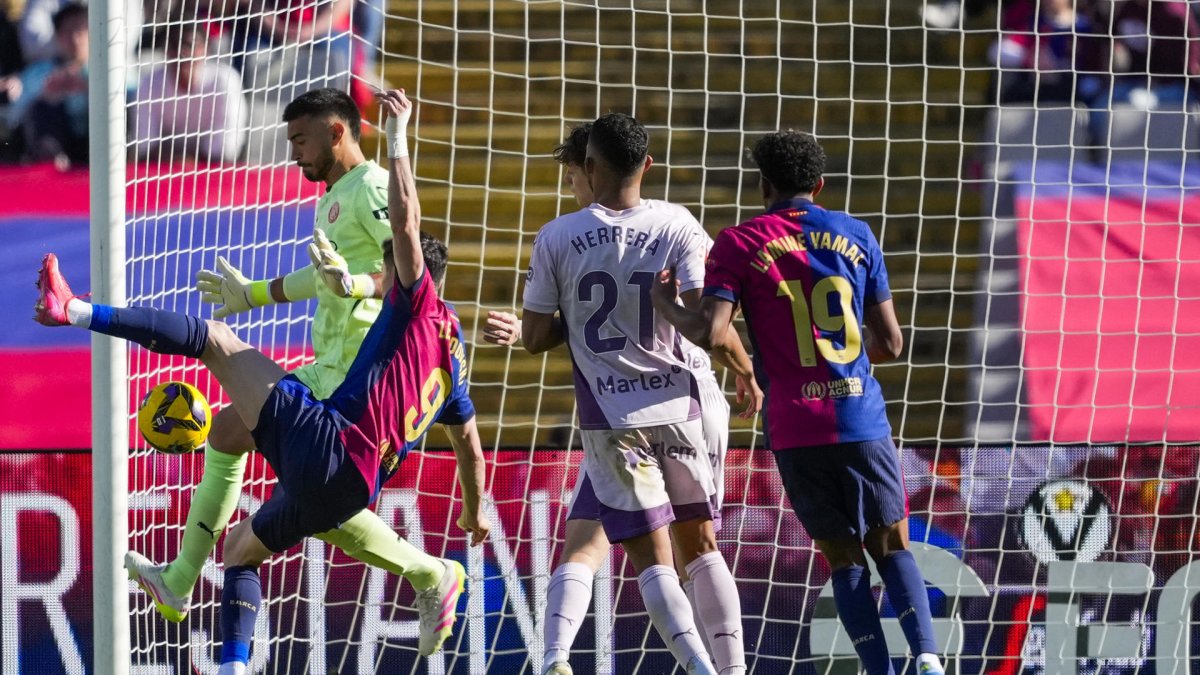 El delantero del Barcelona Robert Lewandowski remata para marcar gol contra el Girona, durante el partido de la jornada 29 de LaLiga que FC Barcelona y Girona disputan este domingo en el estadio Lluis Companys de Barcelona. EFE/ Alejandro García