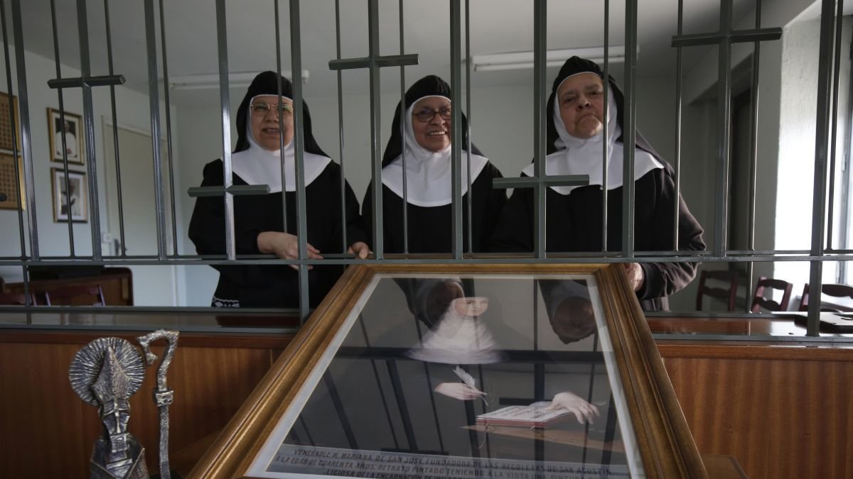 Sor Ana María, sor Guadalupe y sor Beatriz con el retrato de la fundadora y el premio concedido por la Diócesis.