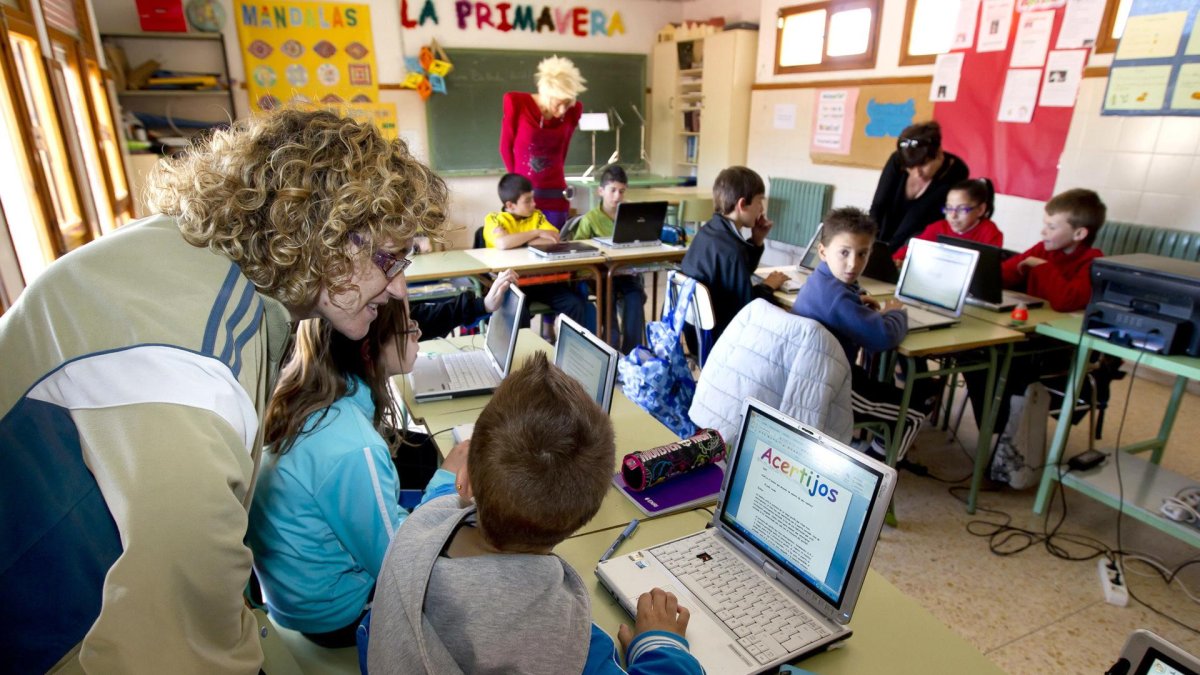 Imagen de archivo de varios niños con ordenadores en un colegio. EFE/Antonio García