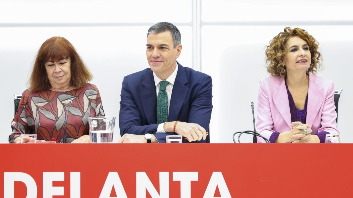 El presidente del Gobierno, la presidenta del Partido Cristina Narbona y la vicesecretaria general del partido María Jesús Montero.