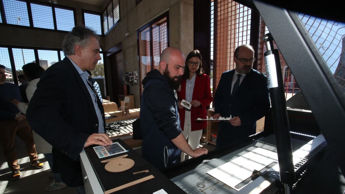 El alcalde y la edil Lidia Coca, con los responsables de la Fundación TMA.