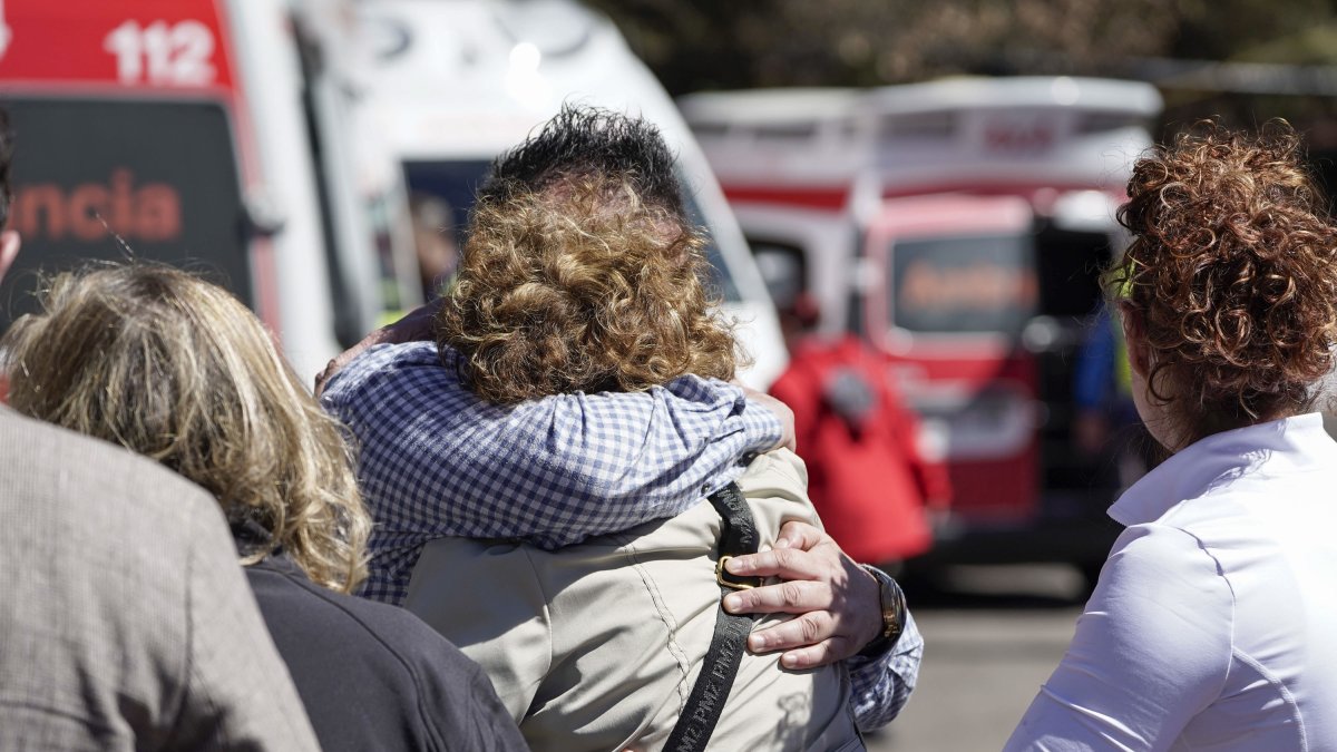 Familiares se abrazan tras el accidente en la mina de Cerredo.