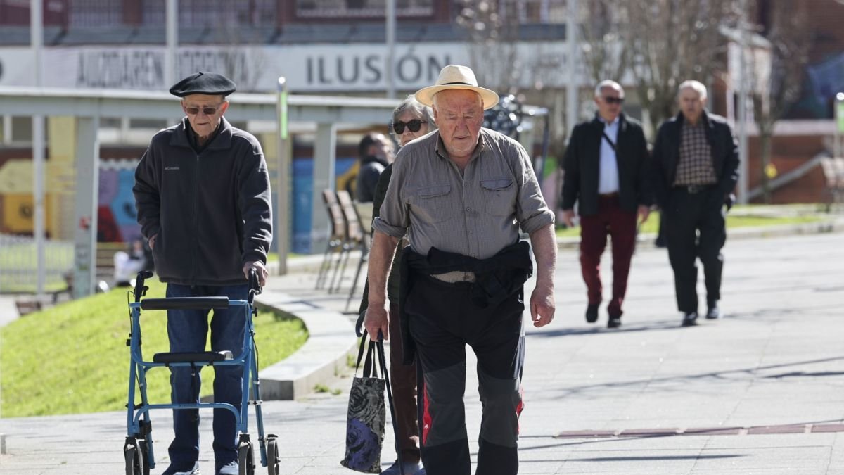 Pensionistas pasean aprovechando el buen tiempo.