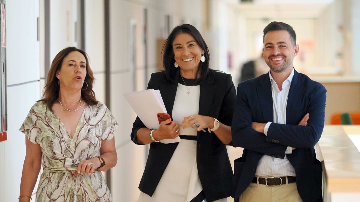Los procuradores socialistas Ana Sánchez y Diego Moreno.