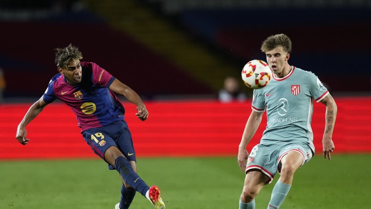 Lamine Yamal ante la oposición de Pablo Barrios en el partido de ida de semifinales de Copa.